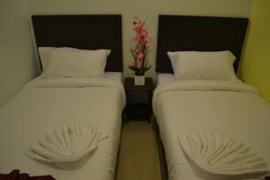 Giường trong phòng chung tại DR Hotel Penang