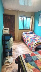 um quarto com duas camas e um candeeiro no chão em Manta Ray's Cahuita Apart. em Cahuita