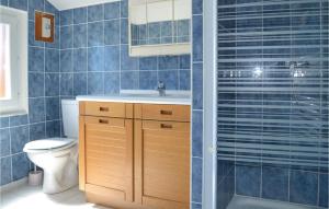 Bilik mandi di Two-Bedroom Holiday Home In Le Cayrol