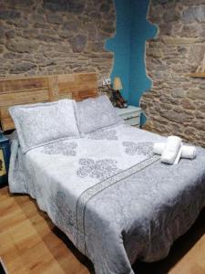 Caboalles de AbajoにあるCasa Rural Calechaのベッドルーム1室(ベッド1台、タオル2枚付)
