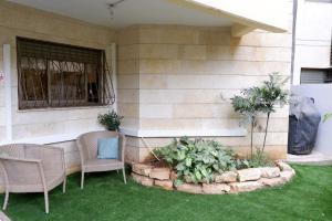 Posezení v ubytování Garden House By IsrApart