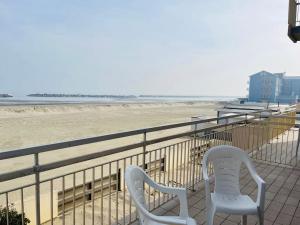 2 sillas sentadas en un balcón con vistas a la playa en Hotel Lima, en Lido di Savio