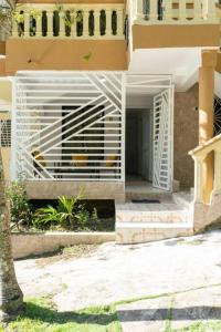 un edificio con una puerta y una escalera que conduce a un edificio en casa acogedora de 3 habitaciones en Santa Bárbara de Samaná