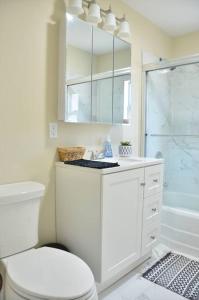 biała łazienka z toaletą i umywalką w obiekcie 3 bedroom country home pet friendly w mieście Monroe
