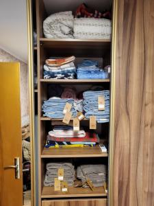 克莱佩达Senamiesčio butas的装满许多衣服的衣柜