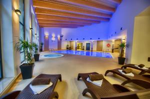 Bazén v ubytovaní Hotel Zimnik Luksus Natury Spa & Wellness alebo v jeho blízkosti