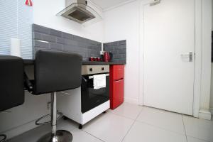 Kuchyň nebo kuchyňský kout v ubytování Lovely Studio Flat With Free Parking - Near to City Center