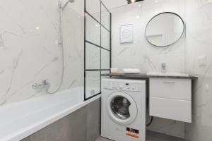 Kúpeľňa v ubytovaní Elegant Apartment with Balcony & Bathtub Warsaw Wola by Noclegi Renters