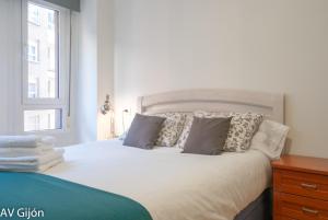 ヒホンにあるEl Rincón De Begoñaのベッドルーム1室(白いベッド1台、枕付)、窓が備わります。