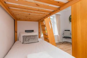 1 dormitorio pequeño con 1 cama y techo de madera en The Nook by Afan Valley Escapes, en Port Talbot