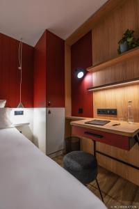 パンポルにあるLes Hauts de Keranoのベッドルーム1室(ベッド1台、デスク付)、キッチン