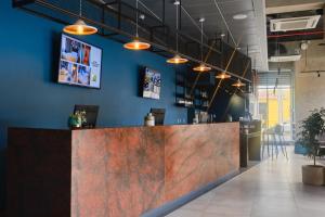 a bar in a restaurant with a blue wall at ibis Styles Antofagasta in Antofagasta