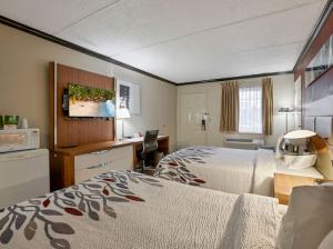 Postel nebo postele na pokoji v ubytování Red Roof Inn Uhrichsville + 25 fotografií