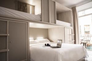 Łóżko lub łóżka w pokoju w obiekcie room00 Salvador Hostel