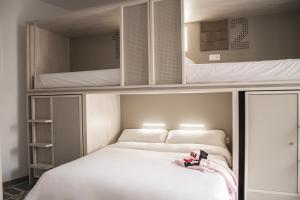Łóżko lub łóżka w pokoju w obiekcie room00 Salvador Hostel