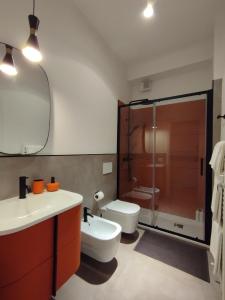 uma casa de banho com um WC, um lavatório e um chuveiro em A casa di Twiggy em Bolonha