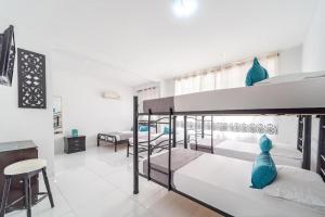 Habitación con 2 literas y escritorio. en Hotel Mar di Plata, en Barranquilla