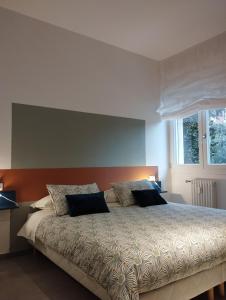 ein Schlafzimmer mit einem Bett mit zwei Kissen darauf in der Unterkunft A casa di Twiggy in Bologna