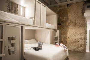 Łóżko lub łóżka w pokoju w obiekcie room00 Salvador Hostel