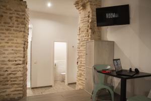 Telewizja i/lub zestaw kina domowego w obiekcie room00 Salvador Hostel