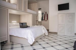 Telewizja i/lub zestaw kina domowego w obiekcie room00 Salvador Hostel