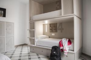 Łóżko lub łóżka w pokoju w obiekcie room00 Salvador Hostel