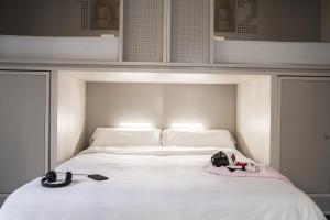 Łóżko lub łóżka w pokoju w obiekcie room00 Salvador Hostel