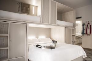 Łóżko lub łóżka w pokoju w obiekcie room00 Salvador Hostel