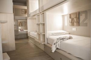 Łóżko lub łóżka w pokoju w obiekcie room00 Salvador Hostel