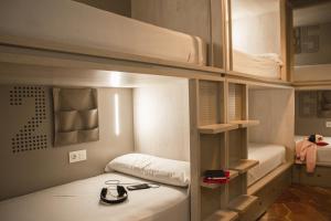 Łóżko lub łóżka w pokoju w obiekcie room00 Salvador Hostel