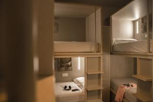 Łóżko lub łóżka w pokoju w obiekcie room00 Salvador Hostel