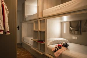 Łóżko lub łóżka w pokoju w obiekcie room00 Salvador Hostel