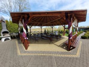 pawilon ze stołami i ławkami w parku w obiekcie Hotel Ambrozja w mieście Sierpc