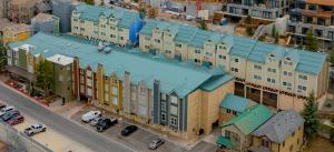 帕克城的住宿－Multi Resorts at Lift Lodge，蓝色屋顶建筑的顶部景色