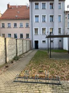 a courtyard with a building and a brick wall at Apartament Gold in Złotoryja