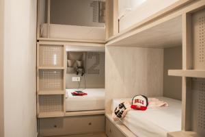 Łóżko lub łóżka w pokoju w obiekcie room00 Salvador Hostel