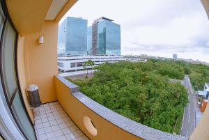 una ventana en un edificio con vistas a la ciudad en Hotel Praia Ponta d'Areia en São Luís