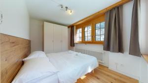 Postel nebo postele na pokoji v ubytování Haus Marietta - Leukerbad + 37 fotografií
