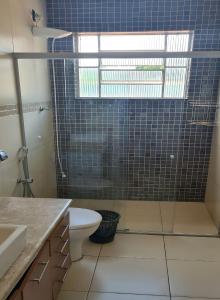 a bathroom with a toilet and a glass shower at Apt(2) no centro de VR tudo perto até 7 pessoas in Volta Redonda