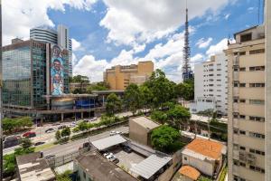 vistas a una ciudad con edificios y una calle en Condomínio de studios completos por temporada na Av. Rebouças, en São Paulo