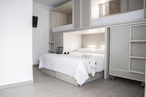 Łóżko lub łóżka w pokoju w obiekcie room00 Salvador Hostel