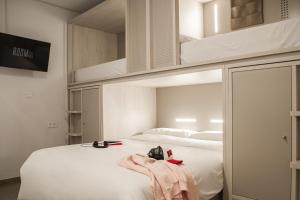 Łóżko lub łóżka w pokoju w obiekcie room00 Salvador Hostel