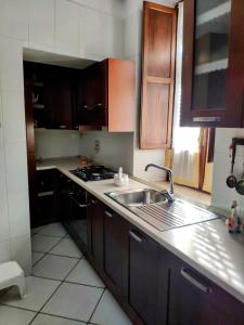 una cucina con lavandino e piano di lavoro di Appartamento Dimora dei marchi a Cosenza
