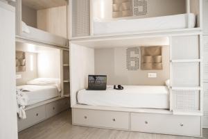 Łóżko lub łóżka w pokoju w obiekcie room00 Salvador Hostel