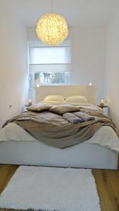 um quarto branco com uma cama e uma janela em Apartment No15 em Koprivnica