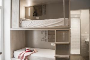 Łóżko lub łóżka w pokoju w obiekcie room00 Salvador Hostel