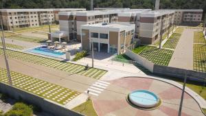eine Aussicht auf einen leeren Campus mit Gebäuden in der Unterkunft Lanzaroti - 204 in Ilhéus