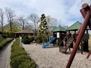 een park met een speeltuin met een glijbaan bij Hotel Ambrozja in Sierpc