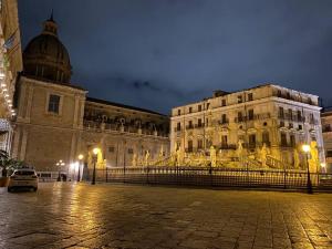 un grande edificio con una cupola sul lato di CasaCecè kalsa a Palermo