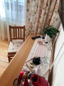 ein Zimmer mit einem Tisch und einem Stuhl sowie einem Tisch und einer Kichererbse in der Unterkunft Ferienhof am Landsberg in Obergrünburg